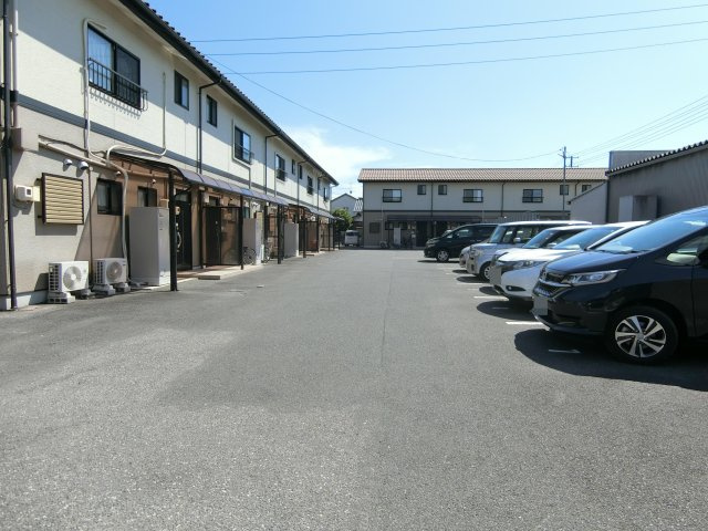 イーストヒルズ　Ⅱ棟の駐車場