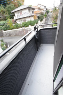 【バルコニー】 | 【仲介手数料無料！！】日野市百草　新築戸建て（全1棟）1号棟　5290万円