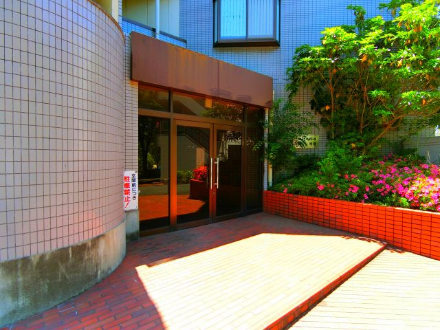 ドミール仲谷1号館のエントランス