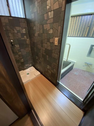 【 売主 】横浜市中区本牧町1丁目　戸建の脱衣所|1階