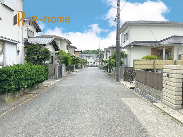 牛久市南7丁目16期　新築戸建て　1号棟の前面道路含む現地写真|『今から見たい！』大歓迎です♪
お気軽にＲ－ｈomeまでお問い合わせください。