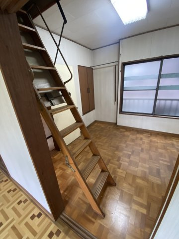 【 売主 】横浜市保土ケ谷区岩井町　戸建のその他|屋根裏収納　階段