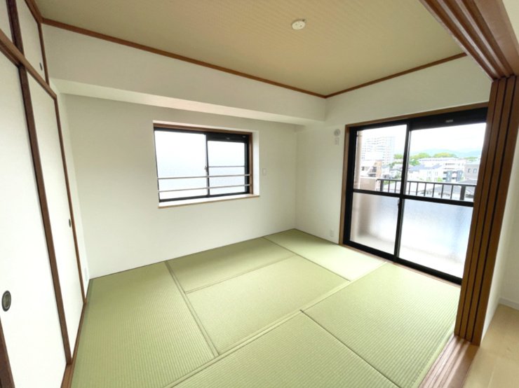 ロイヤルマンション別府6の和室|リビング横の和室です。角部屋で2面採光になります。