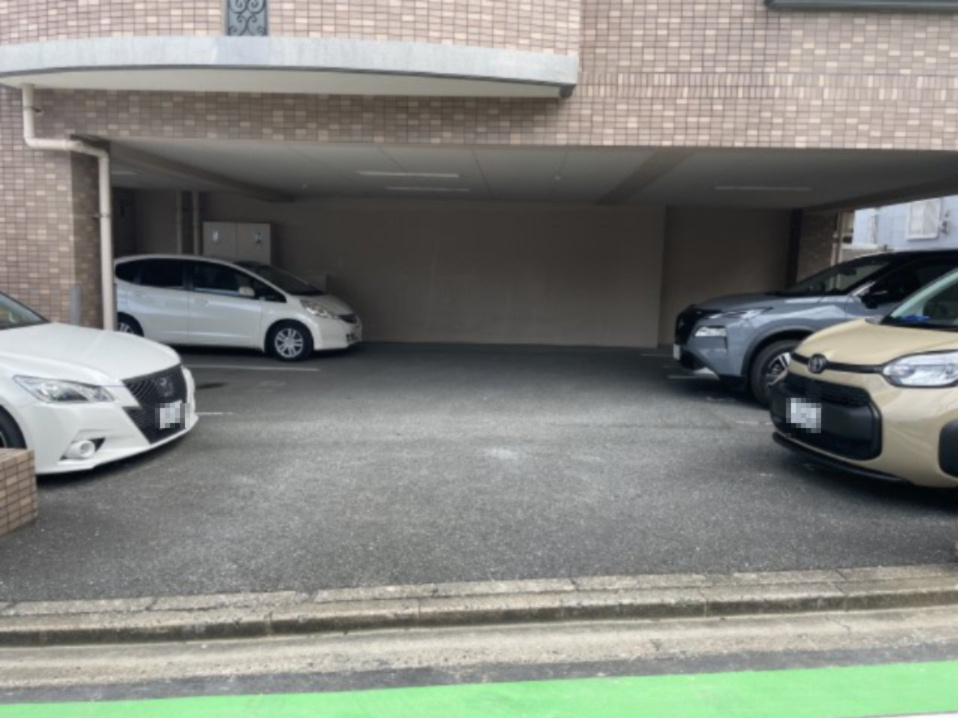 ロイヤルマンション別府6の駐車場|駐車場入口、停めやすい平置き駐車場です。
