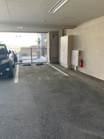 ロイヤルマンション別府6の駐車場|平置き駐車場です。駐車料は管理費含まれており、場所の変更はありません。屋根付きで雨の日も安心です。