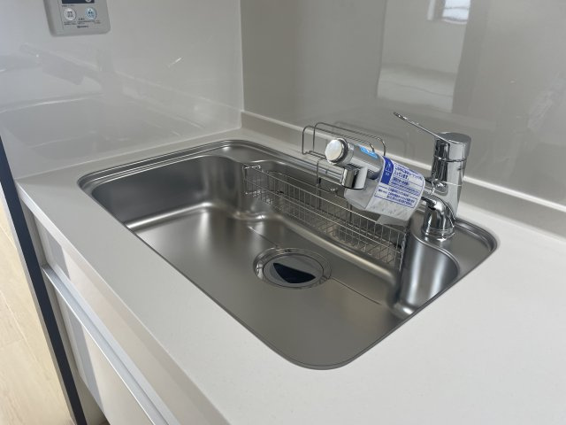 ロイヤルマンション別府6のキッチン|浄水器付きの水栓です。