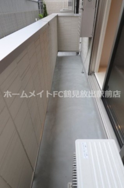 大阪市城東区諏訪３丁目のアパートのバルコニー