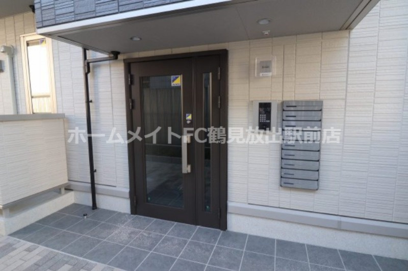 大阪市城東区諏訪３丁目のアパートのエントランス