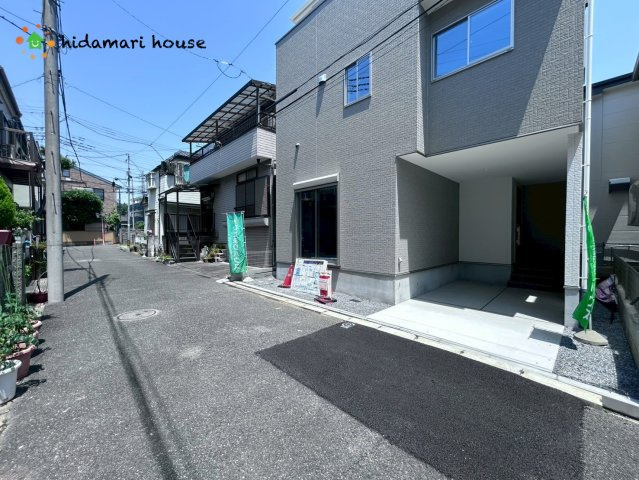 北区日進町4期　新築戸建　Terrechez01の前面道路含む現地写真