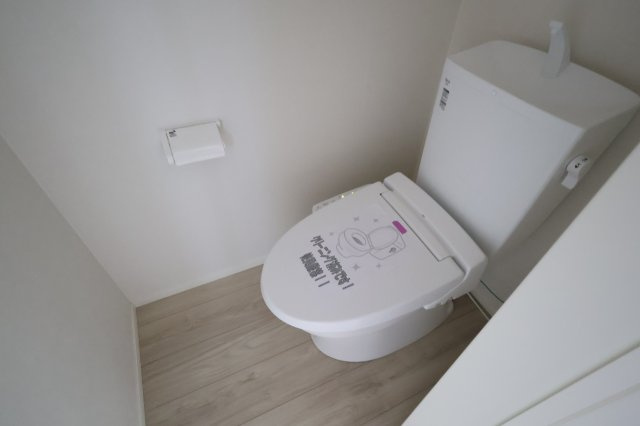 【トイレ】 | 《仲介手数料無料》南区白幡２丁目5-17(1号棟)新築一戸建てケイアイスタイル | 撮影日 2025年8月21日 12:00 晴れ