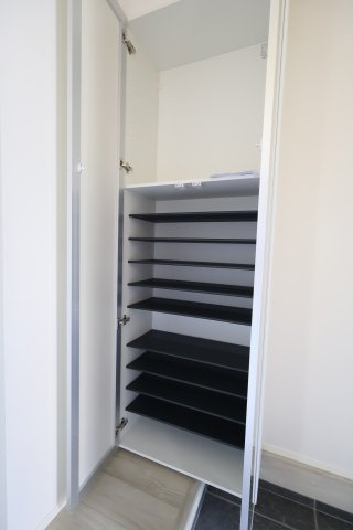 【玄関】 | 《仲介手数料無料》南区白幡２丁目5-17(1号棟)新築一戸建てケイアイスタイル | 撮影日 2025年8月21日 12:00 晴れ