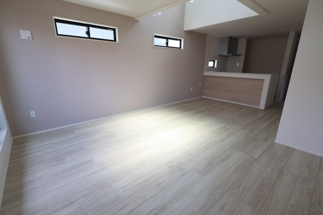 【居間・リビング】 | 《仲介手数料無料》南区白幡２丁目5-17(1号棟)新築一戸建てケイアイスタイル | 撮影日 2025年8月21日 12:00 晴れ