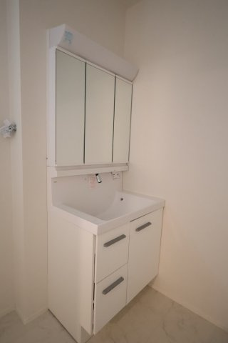 【独立洗面台】 | 《仲介手数料無料》南区白幡２丁目5-17(1号棟)新築一戸建てケイアイスタイル | 撮影日 2025年8月21日 12:00 晴れ