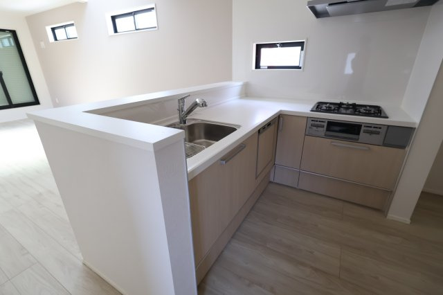 【キッチン】 | 《仲介手数料無料》南区白幡２丁目5-17(1号棟)新築一戸建てケイアイスタイル | 撮影日 2025年8月21日 12:00 晴れ