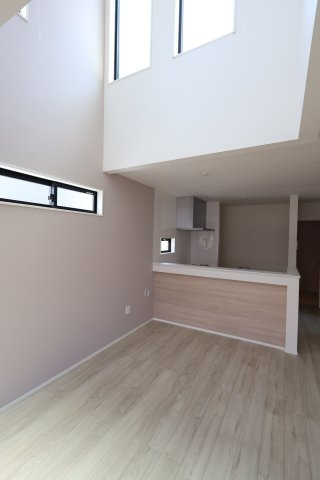 【居間・リビング】 | 《仲介手数料無料》南区白幡２丁目5-17(1号棟)新築一戸建てケイアイスタイル | 撮影日 2025年8月21日 12:00 晴れ