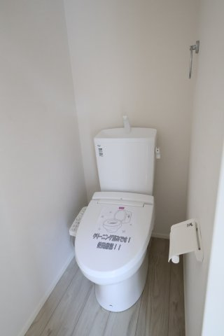 【トイレ】 | 《仲介手数料無料》南区白幡２丁目5-17(1号棟)新築一戸建てケイアイスタイル | 撮影日 2025年8月21日 12:00 晴れ