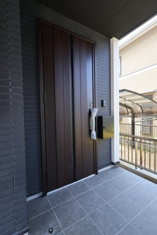 【玄関】 | 《仲介手数料無料》南区白幡２丁目5-17(1号棟)新築一戸建てケイアイスタイル | 撮影日 2025年8月21日 12:00 晴れ