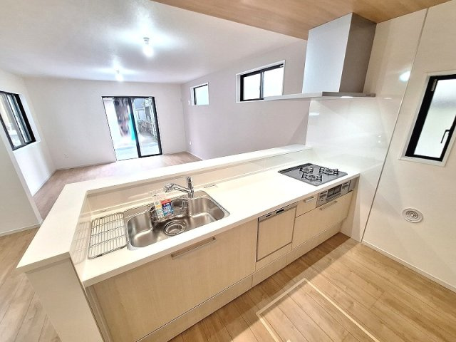 【キッチン】 | 和光市新倉2丁目　新築一戸建住宅　限定1棟（成増店） | 人気の対面式キッチン採用。リビングのお子様の様子を確認しやすいので安心。