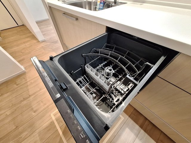 【キッチン】 | 和光市新倉2丁目　新築一戸建住宅　限定1棟（成増店） | 食器洗乾燥機標準装備。食後の片づけがはかどり、夫婦の時間を作ってくれます。