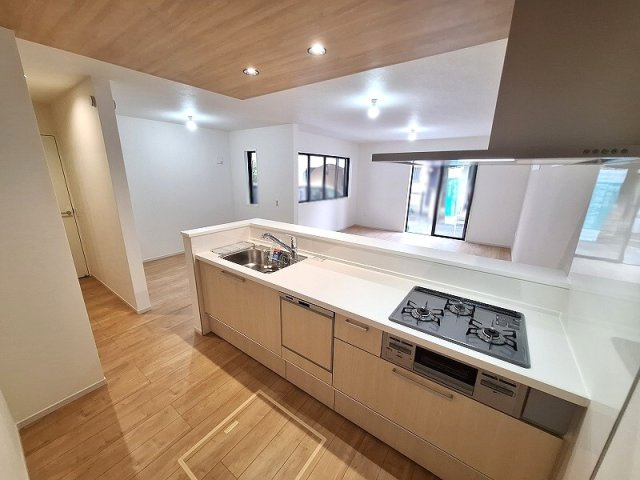 【キッチン】 | 和光市新倉2丁目　新築一戸建住宅　限定1棟（成増店） | ポップアップ天井の造作キッチンや一部アクセントクロスでおしゃれな空間に仕上がります。