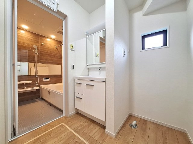 【独立洗面台】 | 和光市新倉2丁目　新築一戸建住宅　限定1棟（成増店） | 奥様嬉しい三面鏡付洗面化粧台採用。収納力もございます。
