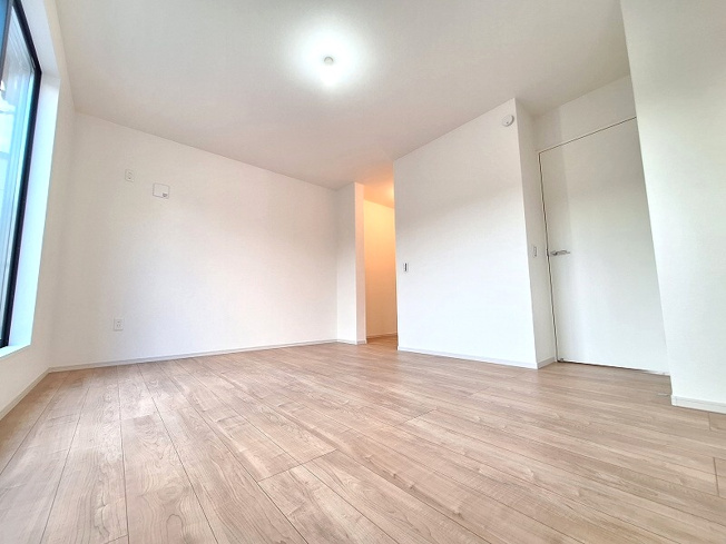 【洋室】 | 和光市新倉2丁目　新築一戸建住宅　限定1棟（成増店） | 10帖の主寝室。収納にはウォークインクローゼットを採用。