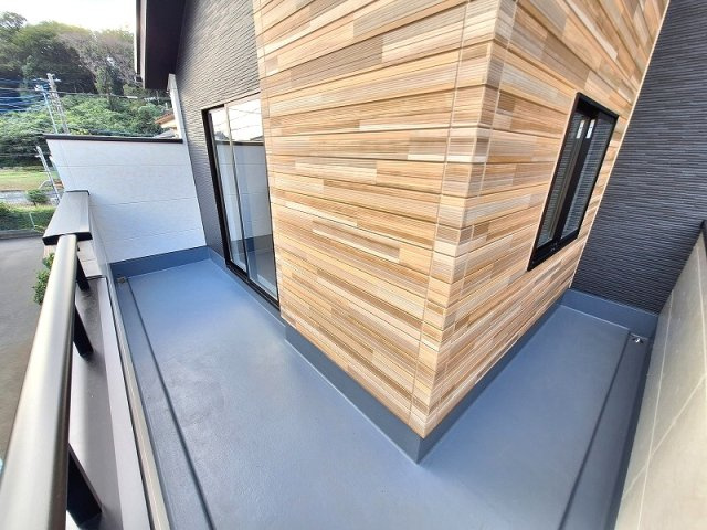 【バルコニー】 | 和光市新倉2丁目　新築一戸建住宅　限定1棟（成増店） | バルコニーは南側がワイドになっているコーナーバルコニーを採用。陽当りの良いバルコニーで気持ちの良いお洗濯を☆