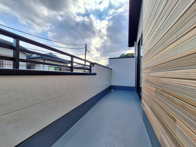 【バルコニー】 | 和光市新倉2丁目　新築一戸建住宅　限定1棟（成増店） | バルコニーは南側がワイドになっているコーナーバルコニーを採用。陽当りの良いバルコニーで気持ちの良いお洗濯を☆