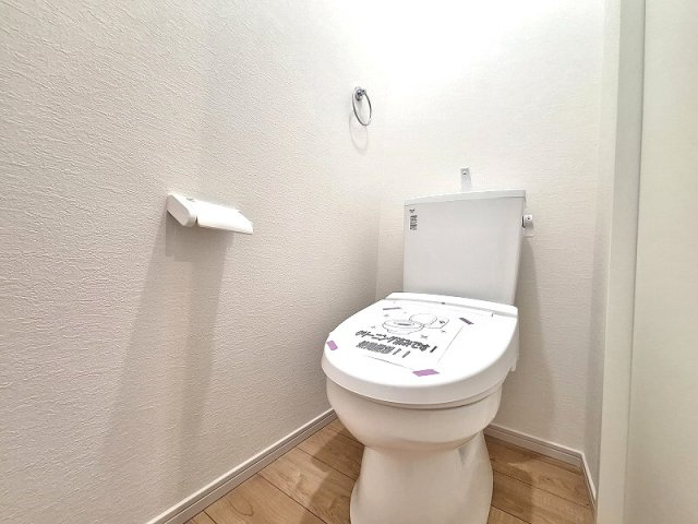 【トイレ】 | 和光市新倉2丁目　新築一戸建住宅　限定1棟（成増店） | 1階2階にそれぞれ設置されている為、忙しい朝の時間帯でも安心。