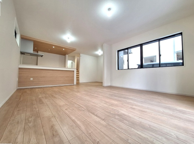 【居間・リビング】 | 和光市新倉2丁目　新築一戸建住宅　限定1棟（成増店） | 空気を乾燥させずに足元からお部屋全体を暖める床暖房2面付のリビングダイニング