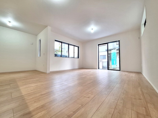 【居間・リビング】 | 和光市新倉2丁目　新築一戸建住宅　限定1棟（成増店） | 南道路面につき陽当通風良好。
家事動線のスムーズな水回り集中型間取り！
1階1.28帖の納戸は、パントリーやファミリークローク、書斎としてもご利用いただけます。