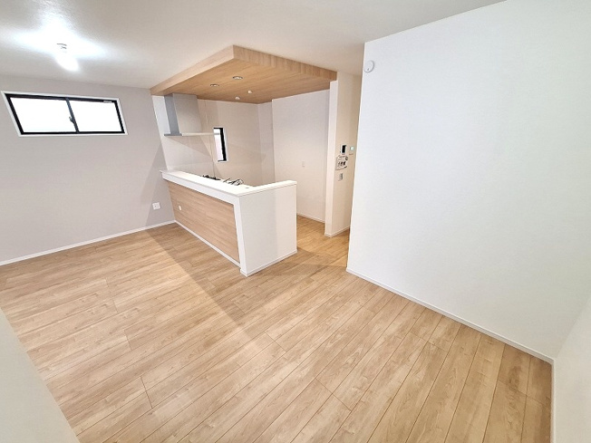 【居間・リビング】 | 和光市新倉2丁目　新築一戸建住宅　限定1棟（成増店） | 広々とした21.2帖のLDKには、キッズコーナーやPCスペースを設けることができる間仕切り可能なマルチスペース付！