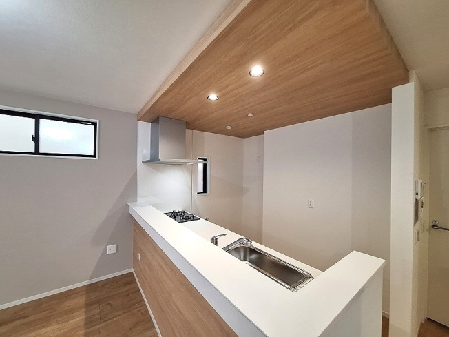 【キッチン】 | 和光市新倉2丁目　新築一戸建住宅　限定1棟（成増店） | ポップアップ天井の造作キッチンや一部アクセントクロスでおしゃれな空間に仕上がります。