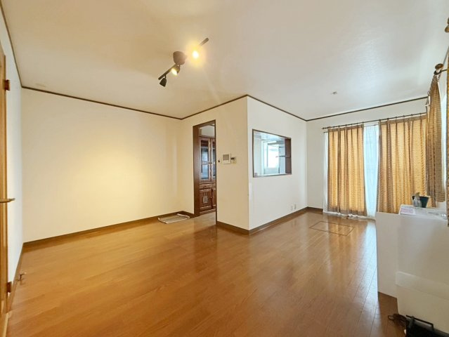 和泉市室堂町　中古戸建の居間・リビング