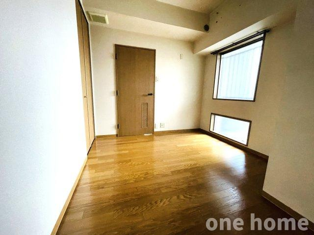 ユニ・アルス新大阪WESTの洋室|◆5.3帖洋室です！FIX窓から自然光がたっぷり差し込み明るいお部屋です！