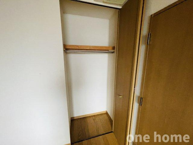 ユニ・アルス新大阪WESTの収納|◆5.3帖洋室 クローゼットです！ハンガーパイプ×枕棚付きで使い勝手の良いクローゼットです♪
◆各居室に収納があり、収納家具を最低限に住空間を有効活用できます！