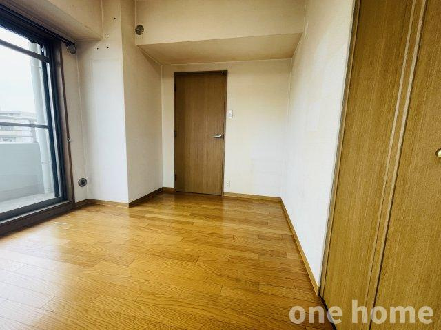 ユニ・アルス新大阪WESTの洋室|◆5帖洋室です！北側バルコニーへ出入りできます！掃き出し窓からたっぷりの陽が差し込む明るいお部屋です♪