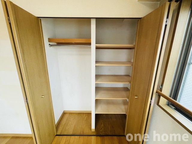 ユニ・アルス新大阪WESTの収納|◆5帖洋室 収納です！ハンガーパイプ×枕棚付きで、お洋服・小物を分けて収納ができ重宝します♪