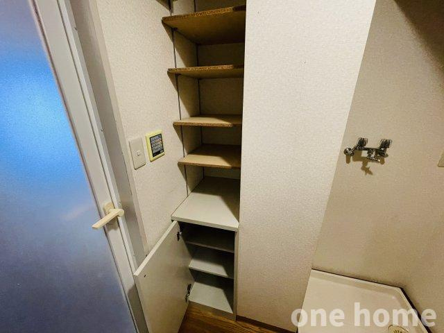 ユニ・アルス新大阪WESTの収納|◆洗面室にはリネン庫があり、タオルや日用品を収納でき重宝します♪
◆【即日内覧会開催中】土日はもちろん！平日の仕事終わりの内覧も可能です！