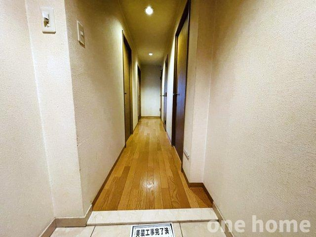 ユニ・アルス新大阪WESTの玄関|◆木目の床・建具が温かな雰囲気の室内です♪
◆【即日内覧会開催中】土日はもちろん！平日の仕事終わりの内覧も可能です！