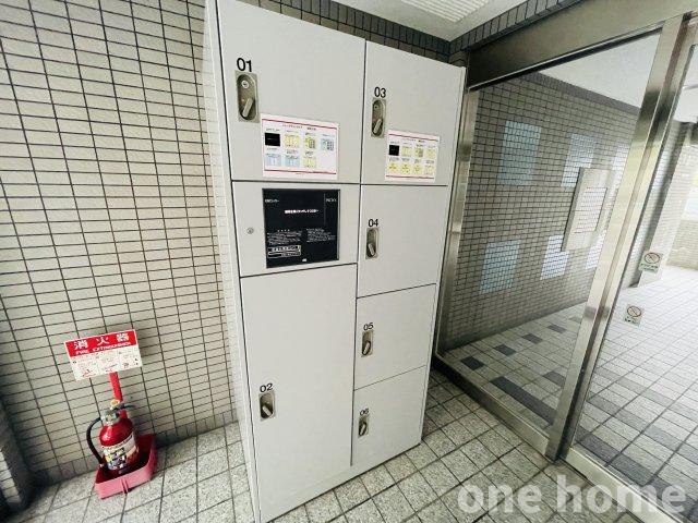 ユニ・アルス新大阪WESTの設備|◆不在時に荷物を受け取れる宅配ボックス完備！再配達依頼の負担が軽減します！