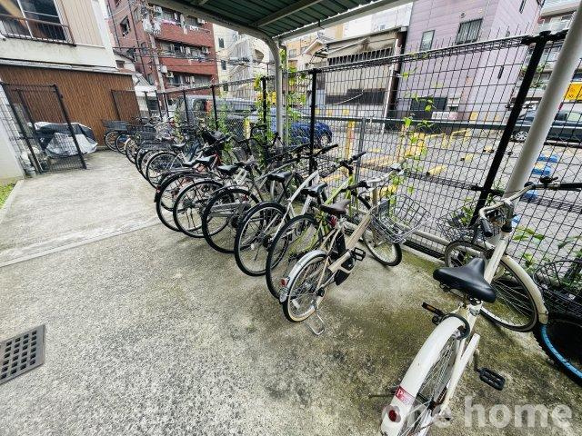 ユニ・アルス新大阪WESTの駐輪場|◆駐輪場は出し入れがスムーズな平置きタイプです！最新の空き状況など、詳細につきましてはお気軽にお問い合わせください。