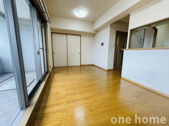 ユニ・アルス新大阪WESTの居間・リビング|◆LDKは12.4帖！南側ワイドスパンバルコニーから陽光差し込む明るいお部屋です♪家族の憩いの場となりますね♪