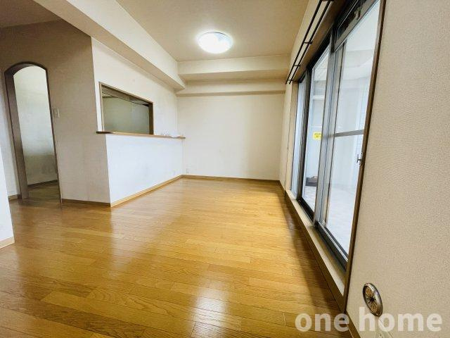 ユニ・アルス新大阪WESTの居間・リビング|◆LDK 別角度です！対面式キッチンにつき、お料理中も家族と時間を共有できます♪
◆木目の床×白いクロスとベーシックな内装につき、お持ちの家具やカーテンが映えます♪