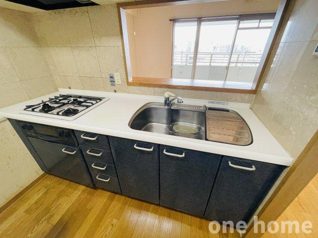 ユニ・アルス新大阪WESTのキッチン|◆落ち着いたカラーのシステムキッチンです！グリル付３口ガスコンロ搭載！
◆配膳や盛り付けなどに活用できるカウンター付きです！