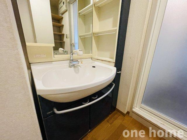 ユニ・アルス新大阪WESTの洗面所|◆洗面化粧台は、洗顔や洗髪がしやすい大きめボウル！歯ブラシや日用品が収納でき、散らかりがちな洗面まわりをスッキリご使用いただけます♪