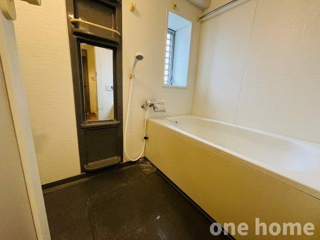 ユニ・アルス新大阪WESTの浴室|◆浴室には窓があり、窓を開けての換気ができます！
◆【即日内覧会開催中】土日はもちろん！平日の仕事終わりの内覧も可能です！