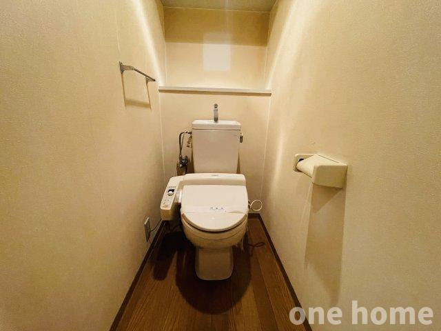 ユニ・アルス新大阪WESTのトイレ|◆温水洗浄便座付気トイレです！背面には棚があり、トイレットペーパーなどを収納できます！
◆【即日内覧会開催中】土日はもちろん！平日の仕事終わりの内覧も可能です！