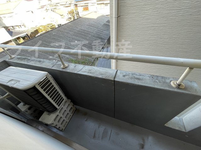 メゾン小若江のバルコニー|お洗濯にも便利なバルコニー付き