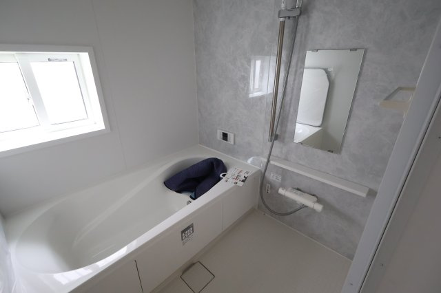 《仲介手数料無料》西区プラザ71-2(1号棟)新築一戸建てハートフルタウンの浴室|撮影日 2025年8月22日 11:50 晴れ